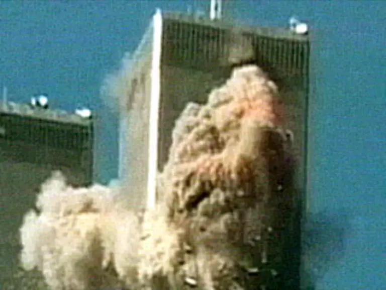 New-York-11-September-2001-8-46-Uhr-Ein-entfuehrtes-Passagierflugzeug-stuerzt-in-den-Nordturm-des-World-Trade-Center