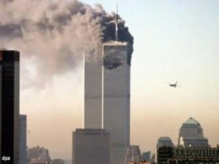 Unterdessen-naehert-sich-ein-zweites-Flugzeug-dem-brennenden-World-Trade-Center