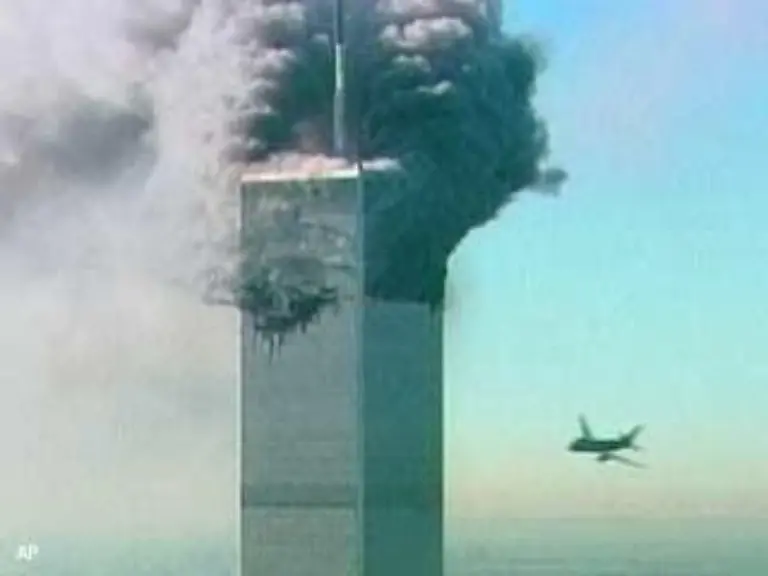 Um-9-03-Uhr-17-Minuten-nach-dem-ersten-Einschlag-rast-das-zweite-Flugzeug-in-den-Suedturm-des-WTC