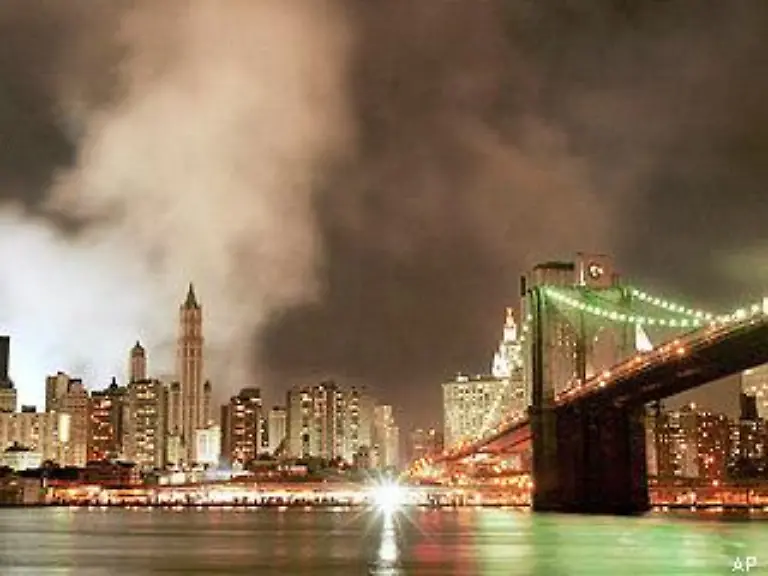Noch-tagelang-wird-der-Qualm-von-Ground-Zero-durch-die-Strassen-New-Yorks-ziehen