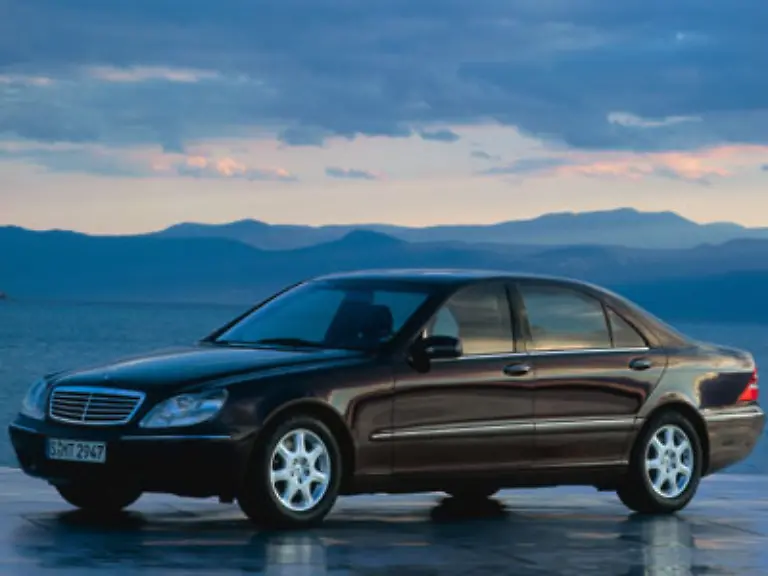 Dann-besann-sich-Mercedes-wieder-auf-Designtugenden-Die-bis-vor-kurzem-aktuelle-S-Klasse-kam-regelrecht-leichtfuessig-daher-und-musste-ihren-Besitzern-nicht-peinlich-sein
