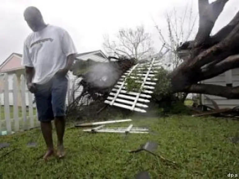 Besonders-heftig-traf-Rita-auch-die-Bewohner-von-Lake-Charles-in-Louisiana