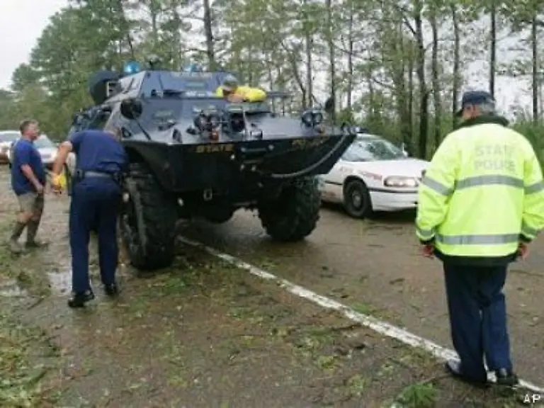 Kaum-hatte-sich-der-Hurrikan-auf-die-Stufe-zwei-abgeschwaecht-rueckten-auch-schon-die-ersten-Helfer-fuer-die-Aufraeumarbeiten-aus-Die-Strassen-mussten-fuer-die-folgenden-Transport-Konvois-freigeraeumt-werden