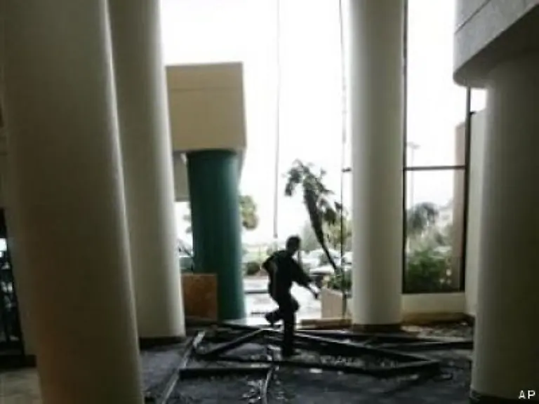 In-diesem-Hotel-in-Beaumont-im-US-Bundesstaat-Texas-kamen-Teile-der-Glasverkleidung-von-der-Decke
