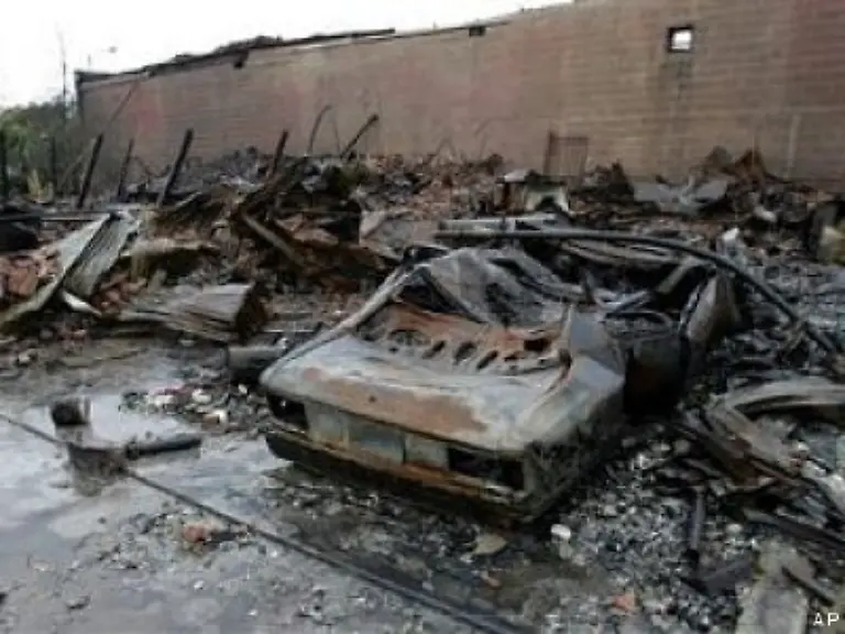 Das-Feuer-griff-von-den-Gebaeuden-auch-auf-parkende-Autos-ueber