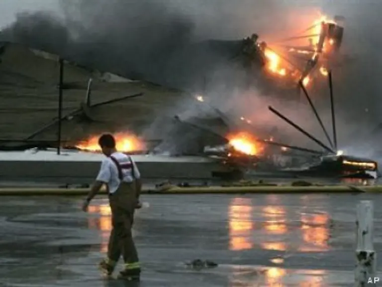 Auch-in-Pasadena-im-US-Bundesstaat-Texas-wuetete-ein-Grossfeuer-in-einem-Einkaufszentrum