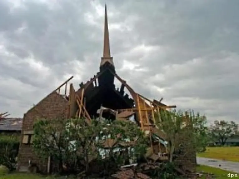 Von-der-Kirche-in-Groves-blieb-der-Turm-stehen