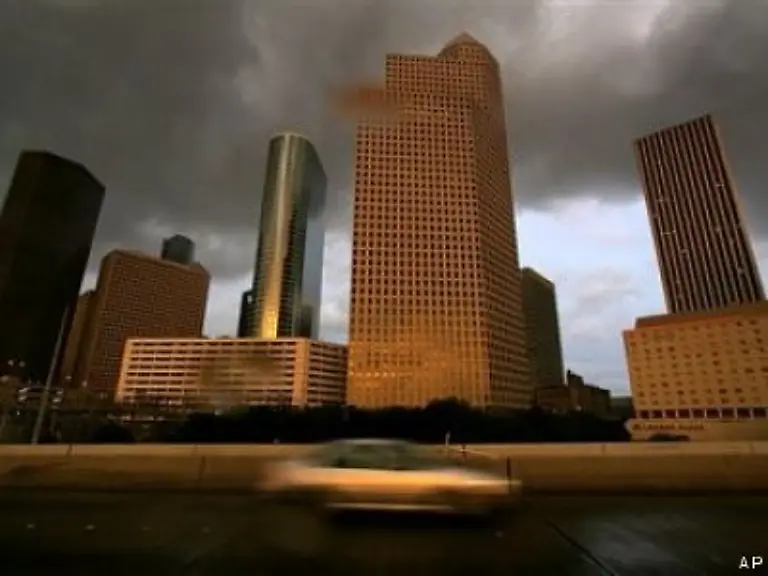 Ein-einzelnes-Auto-vor-der-Skyline-der-viertgroessten-Metropole-der-USA