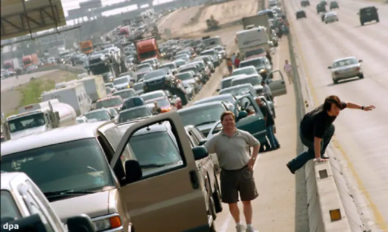 Die-meisten-Menschen-versuchten-die-Staedte-an-Texas-Kueste-mit-dem-Auto-zu-verlassen-Die-Folge-waren-verstopfte-Highways-und-stundenlange-Wartezeiten