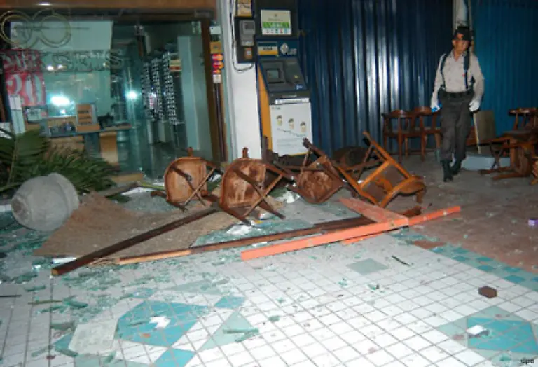 Mehr-als-100-Menschen-wurden-verletzt-als-in-den-beiden-Touristenhochburgen-Kuta-und-Jimbaran-innerhalb-weniger-Minuten-drei-Bomben-in-Cafes-und-Restaurants-explodierten-Hinweise-auf-Opfer-aus-Deutschland-lagen-zunaechst-nicht-vor