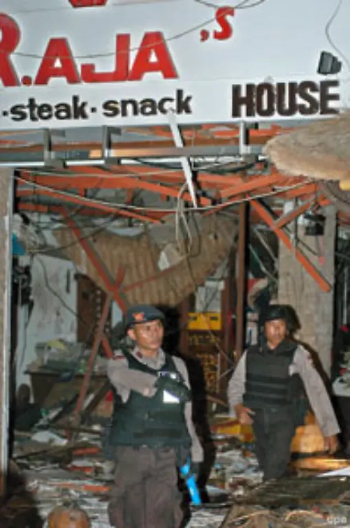 Augenzeugen-zufolge-liegen-die-beiden-Restaurants-in-Jimbaran-dicht-beieinander-Die-Polizei-war-zunaechst-von-insgesamt-zwei-Explosionen-in-Jimbaran-und-Kuta-ausgegangen-Der-lokale-Fernsehsender-Metro-TV-berichtete-unter-Berufung-auf-Augenzeugen-von-vier-Anschlaegen