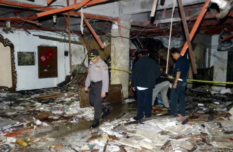 An-den-Anschlagsorten-herrschte-nach-den-Explosionen-Verzweiflung-und-Panik-Das-in-Kuta-betroffene-Restaurant-Raja-war-mit-Truemmern-und-Glassplittern-uebersaet-Ueberall-waren-Blutspuren-zu-sehen-Auch-die-Scheiben-benachbarter-Cafes-waren-zu-Bruch-gegangen