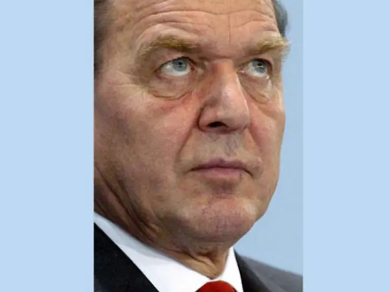 Gerhard-Schroeder-steht-am-Ende-seiner-Kanzlerschaft-Von-ganz-unten-wie-er-stets-sagt-hat-er-sich-nach-oben-gearbeitet-und-kann-eine-steile-und-erfolgreiche-Polit-Karriere-vorweisen-Geliebt-und-gehasst-ganz-unten-und-ganz-oben-ist-er-schon-gewesen-Im-politischen-Poker-nach-den-Wahlen-wollte-er-kramphaft-an-seiner-Macht-festhalten