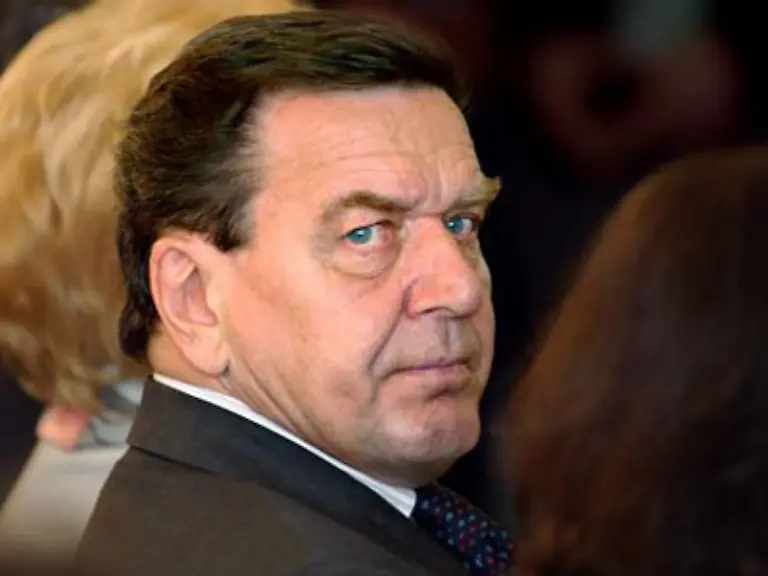 Doch-Gerhard-Schroeder-muss-nun-Platz-machen-fuer-Angela-Merkel-Er-hat-verloren-und-lange-gebraucht-sich-das-einzugestehen-Ich-habe-am-eigenen-Leibe-erfahren-was-es-bedeutet-sich-Chancen-erkaempfen-zu-muessen-betont-er-immer-wieder-Der-ehrgeizige-Pragmatiker-steht-nun-vor-der-Wahl-entweder-verabschiedet-er-sich-aus-dem-politischen-Leben-oder