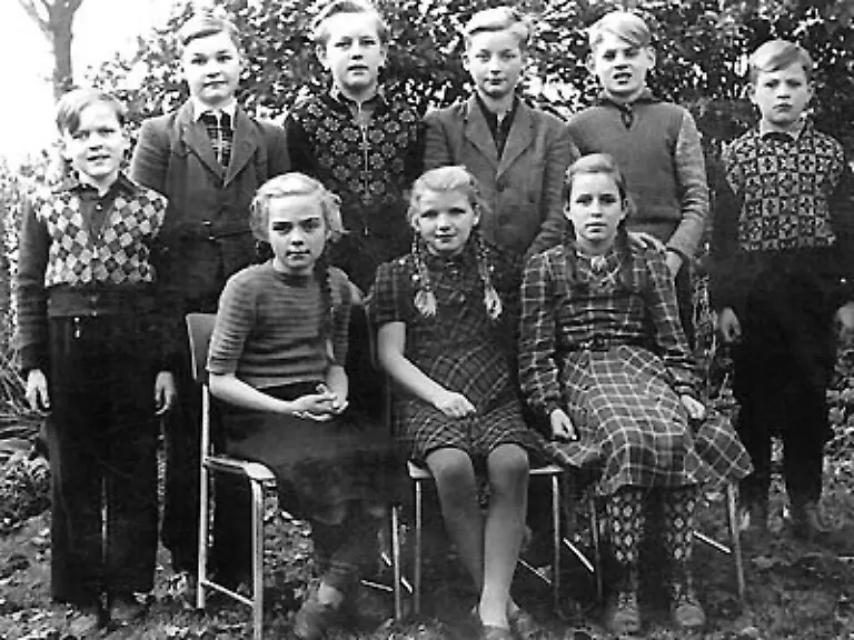 7-April-1944-Gerhard-Fritz-Kurt-Schroeder-wird-in-Mossenberg-Lippe-Westfalen-als-Sohn-eines-Hilfsarbeiters-geboren-Der-Vater-faellt-kurz-nach-der-Geburt-seines-Sohnes-als-Soldat-im-Zweiten-Weltkrieg-Sein-Grab-wird-erst-2001-in-Rumaenien-entdeckt