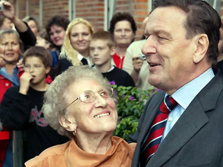 Die-Mutter-verdient-das-Geld-fuer-sich-und-ihre-Kinder-durch-Putzen-und-Fabrikarbeit-Nach-eigenen-Aussagen-ist-Schroeders-politische-Einstellung-von-dem-Vorbild-der-Mutter-gepraegt-die-er-eine-geborene-Sozialdemokratin-nennt