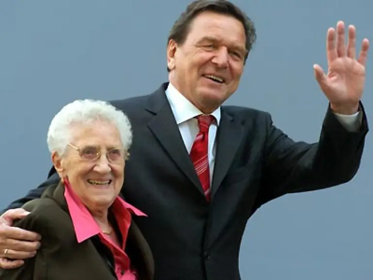 Mutter-Erika-heiratet-wieder-Ihren-Kindern-Gerhard-und-der-fuenf-Jahre-aelteren-Schwester-Gunhild-praesentiert-sie-bald-einen-neuen-Mann-Paul-Vosseler-der-wenig-spaeter-an-Tuberkulose-erkrankt