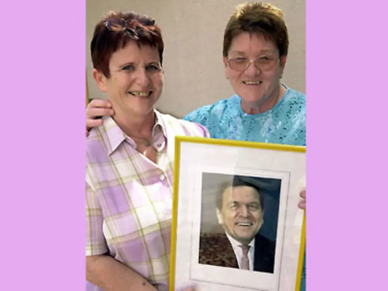 2001-machten-diese-beiden-Damen-aus-dem-Thueringischen-Schlagzeilen-Inge-Siegel-und-Heidi-Munkewitz-werden-wohl-als-die-lange-verschollenen-Kanzlercousinen-in-die-Geschichte-eingehen-Obwohl-sie-jahrzehntelang-nichts-voneinander-wussten-war-gleich-eine-unheimliche-Vertrautheit-da