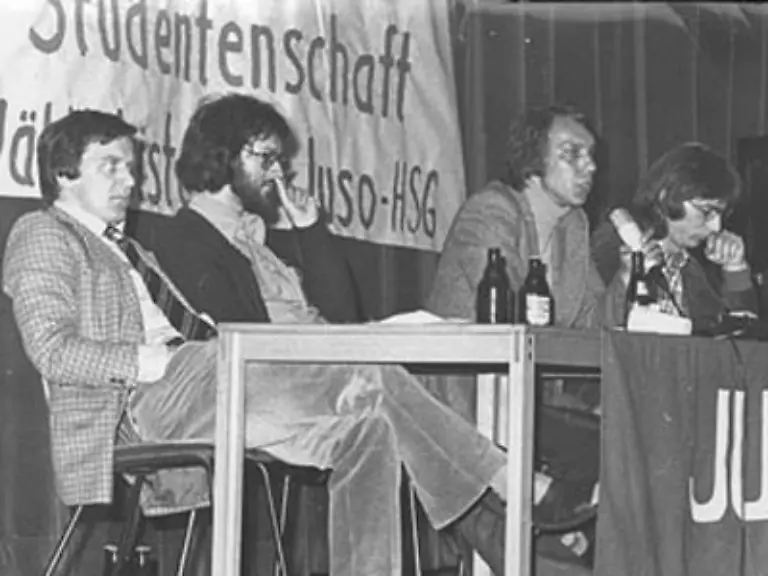 Nach-dem-Hauptschulabschluss-absolviert-Schroeder-eine-Lehre-zum-Einzelhandelskaufmann-in-Lemgo-Er-besucht-neben-seiner-Arbeit-in-einer-Eisenwarenhandlung-die-Abendschule-und-holt-1964-die-Mittlere-Reife-nach