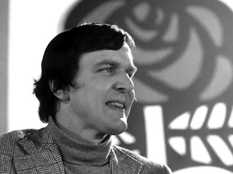 1963-Eintritt-in-die-SPD-Engagement-bei-den-Jusos-und-angeblich-soll-er-bereits-als-junger-und-aufstrebender-Politiker-am-Zaun-des-Bundeskanzleramtes-geruettelt-haben-rufend-Ich-will-hier-rein-Ob-das-nun-wahr-ist-oder-nicht