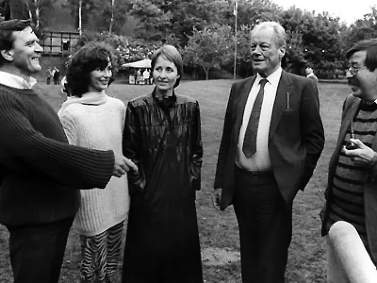 einen-gewissen-Machtwillen-kann-man-ihm-sicher-unterstellen-Er-holt-das-Abitur-nach-beginnt-1966-ein-Jura-Studium-und-laesst-sich-1976-als-Anwalt-in-Hannover-nieder-1978-wird-er-zum-Vorsitzenden-der-Jusos-in-der-SPD-gewaehlt-Es-gelingt-ihm-die-zerstrittene-Jugendorganisation-weitgehend-zu-einen-und-der-Mutterpartei-anzunaehern