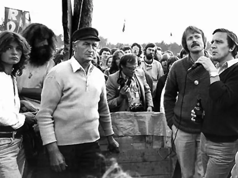 Als-letzte-Amtshandlung-im-Juso-Vorsitz-sorgt-er-1980-dafuer-dass-der-Bundeskongress-der-Jungsozialisten-geschlossen-ins-Anti-Atom-Dorf-147-nach-Gorleben-faehrt-um-seine-Sympathie-mit-dem-Protest-gegen-Kernenergie-und-Wiederaufbereitung-von-Atommuell-zum-Ausdruck-zu-bringen