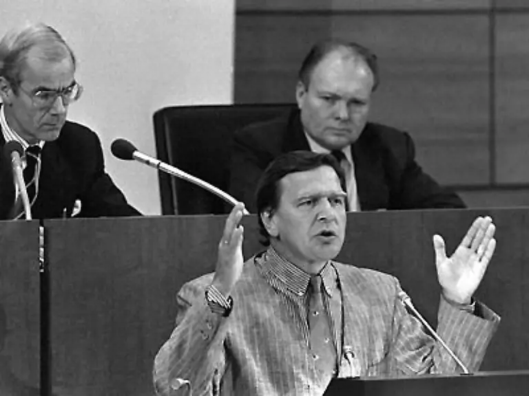 Es-sollte-weitere-20-Jahre-dauern-bis-eine-Bundesregierung-den-geordneten-Ausstieg-aus-der-Atomenergie-beschloss-Gefuehrt-wurde-diese-Bundesregierung-von-Gerhard-Schroeder