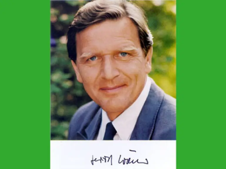 um-deutlich-zu-machen-wie-weit-sich-die-Politiker-mit-ihren-formalen-Vorstellungen-von-Anstand-und-Wuerde-von-der-Lebenswirklichkeit-der-Jugendlichen-entfernt-hatten-Damals-wusste-er-noch-nicht-dass-er-einmal-der-Brioni-Kanzler-werden-wuerde