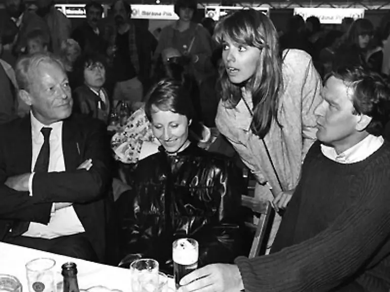 Schroeders-Antrieb-Ich-wollte-dass-es-mir-meiner-Familie-und-Leuten-wie-uns-besser-geht-Und-ich-wusste-dass-das-nur-zu-erreichen-war-wenn-es-allen-besser-geht-wenn-es-mehr-Chancen-und-mehr-Gerechtigkeit-gibt