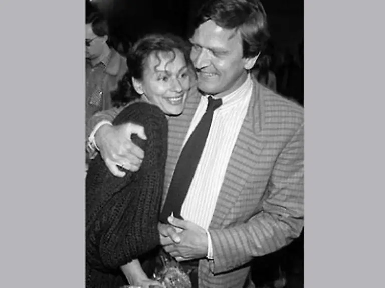 1990-wird-er-schliesslich-in-einer-Koalition-mit-den-Gruenen-zum-niedersaechsischen-Ministerpraesidenten-gewaehlt-ein-Amt-in-dem-er-bei-den-Wahlen-1994-und-1998-jeweils-mit-absoluter-Mehrheit-bestaetigt-wird