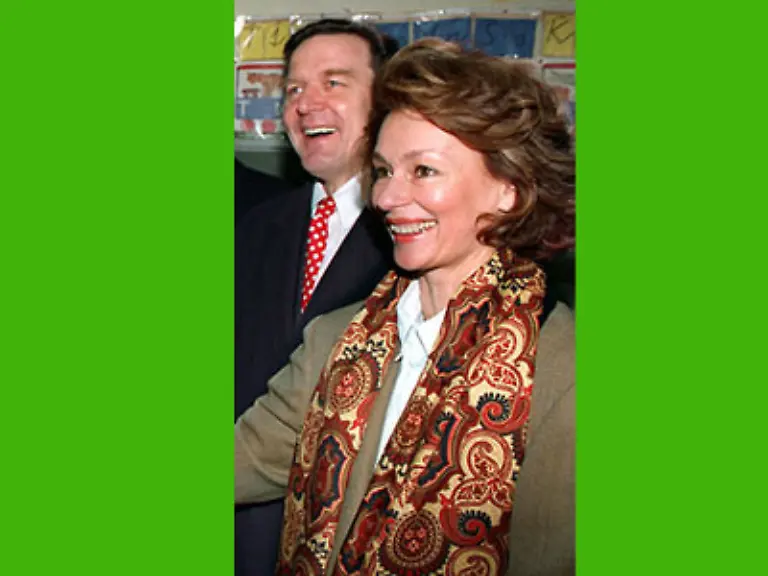 denn-Hiltrud-machte-wohl-zu-sehr-auf-Hillury-in-Anlehnung-an-Hillary-Clinton-Ihr-Engagement-ging-vielen-wohl-auch-Schroeder-selbst-oftmals-zu-weit-Heide-Simonis-bemerkte-daher-einmal-spitz-Das-Amt-der-Ministerpraesidentengattin-war-in-der-Verfassung-gar-nicht-vorgesehen