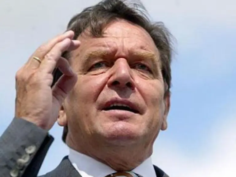 1991-Eine-Erdoelraffinerie-in-Wilhelmshaven-wird-gegen-entsprechende-Umweltauflagen-wieder-in-Betrieb-genommen-und-mit-Daimler-Benz-der-Bau-einer-PKW-Teststrecke-im-emslaendischen-Papenburg-vereinbart-Die-Einlagerung-von-radioaktivem-Muell-in-Gorleben-muss-nach-einem-Bonner-Ultimatum-zugelassen-werden