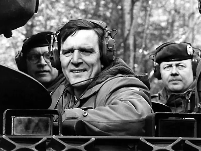 Aufgrund-des-Bonner-Asylkompromisses-den-die-Gruenen-in-Hannover-grundsaetzlich-ablehnen-und-wegen-seines-Einsatzes-fuer-Waffenexportgeschaefte-geraet-Schroeder-als-Ministerpraesident-in-Niedersachsen-unter-Druck