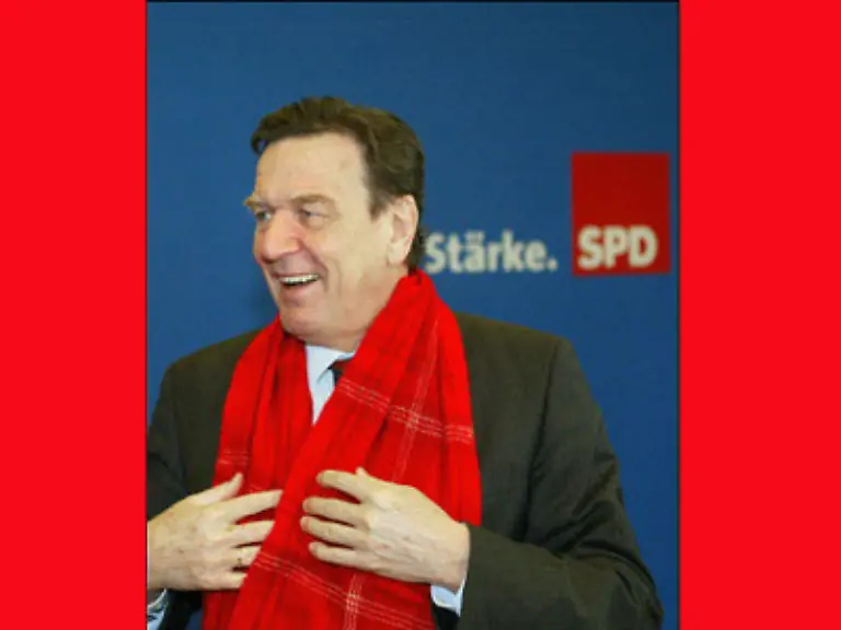 Nachdem-Bjoern-Engholm-wegen-seiner-frueheren-Falschaussage-vor-dem-Barschel-Untersuchungsausschuss-als-Parteichef-zuruecktritt-bewirbt-sich-Schroeder-um-die-Nachfolge-Die-SPD-Basis-entscheidet-sich-in-einer-Mitgliederbefragung-aber-fuer-den-rheinland-pfaelzischen-Ministerpraesidenten-Rudolf-Scharping-als-neuen-Parteivorsitzenden