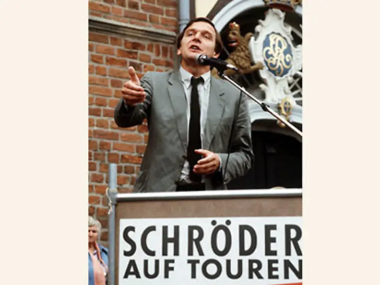 1994-Im-Schattenkabinett-der-SPD-wird-Schroeder-das-Superministerium-fuer-Wirtschafts-Verkehrs-und-Energiepolitik-zugedacht