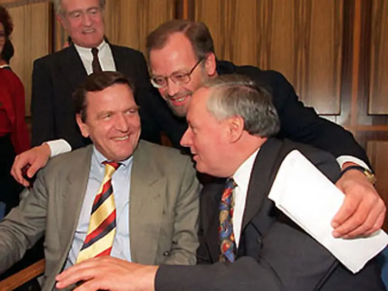 Nach-der-fuer-die-SPD-erfolglosen-Bundestagswahl-stellt-Schroeder-zusammen-mit-Oskar-Lafontaine-und-Rudolf-Scharping-die-sogenannte-Fuehrungs-Troika-der-SPD-dar-man-beachte-Schroeders-Krawatte