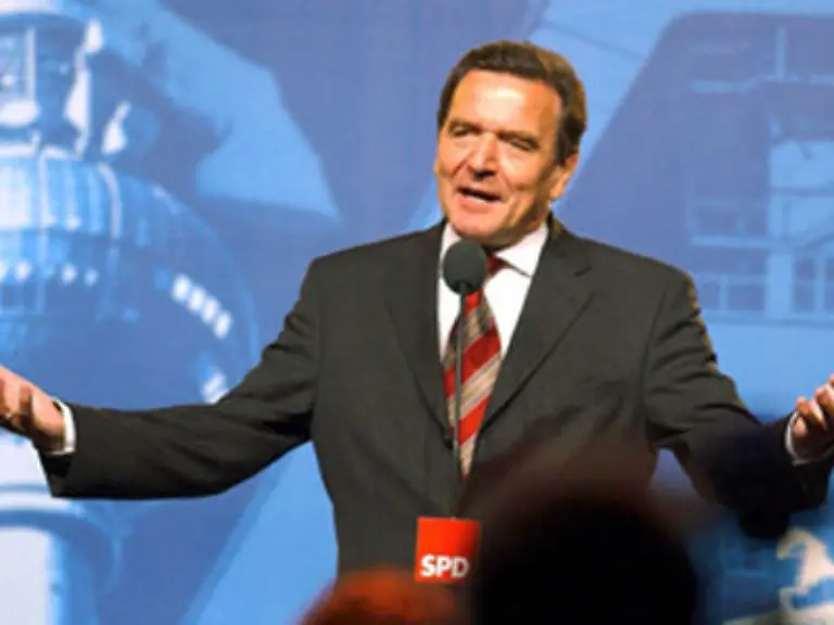 1994-1998-Ministerpraesident-von-Niedersachsen-in-einer-SPD-Alleinregierung-Aufgrund-der-hohen-Verschuldung-des-Landes-Niedersachsen-setzt-Schroeder-ein-rigoroses-Sparprogramm-durch-das-in-der-SPD-Landtagsfraktion-wegen-des-Personalabbaus-in-den-Schulen-und-bei-der-Polizei-heftig-umstritten-ist