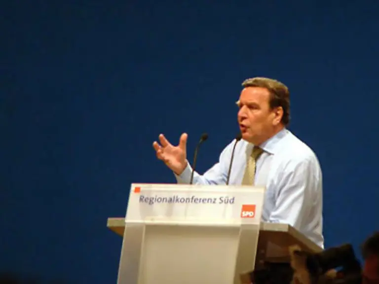 August-1995-SPD-Chef-Rudolf-Scharping-entzieht-Schroeder-das-Amt-des-wirtschaftspolitischen-Sprechers-der-Partei-nachdem-dieser-die-SPD-Spitze-kritisiert-und-erklaert-hatte-es-gehe-nicht-mehr-um-sozialdemokratische-sondern-um-moderne-Wirtschaftspolitik