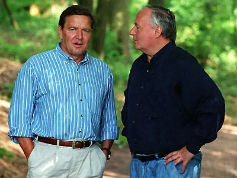 November-1995-Nachdem-Oskar-Lafontaine-zum-neuen-Parteivorsitzenden-der-SPD-gewaehlt-worden-ist-setzt-Lafontaine-Schroeder-erneut-als-wirtschaftspolitischen-Sprecher-der-Partei-ein