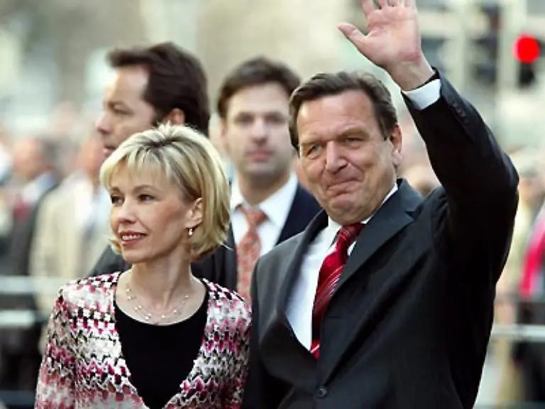 Zuvor-hatte-Schroeder-bereits-Scharping-die-Anwartschaft-auf-die-Kanzlerkandidatur-abgesprochen-und-Zweifel-an-dessen-Fuehrungsqualitaeten-geaeussert-1997-heiratet-Schroeder-Doris-Koepf-eine-alleinerziehende-Mutter-und-Journalistin