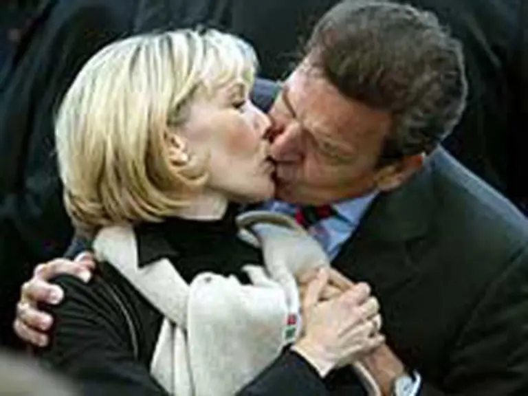 Selten-hat-ein-Kanzler-so-offen-seine-Gefuehle-gezeigt-Er-hat-aber-auch-Grund-1998-bei-den-Landtagswahlen-in-Niedersachsen-kann-die-SPD-einen-klaren-Sieg-erringen-Noch-am-Wahlabend-erklaert-SPD-Bundesgeschaeftsfuehrer-Franz-Muentefering-Schroeder-zum-Kanzlerkandidaten-der-SPD