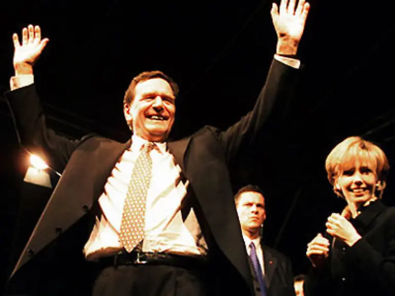 27-Oktober-1998-Schroeder-wird-vom-Bundestag-zum-siebten-deutschen-Bundeskanzler-gewaehlt