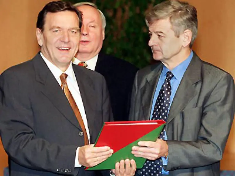 Am-Nachmittag-wird-das-neue-Kabinett-der-rot-gruenen-Koalition-vereidigt-Vizekanzler-und-Aussenminister-wird-Joschka-Fischer-Buendnis-90-Die-Gruenen