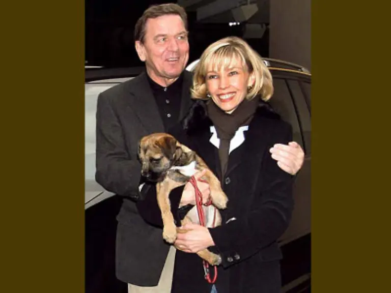 Die-Familie-Schroeder-bekommt-eigentlich-staendig-Zuwachs-ob-es-sich-um-Hund-Holly-handelt-oder-die-Kinder-Doris-hat-Clara-mit-in-die-Ehe-gebracht-und-2004-haben-die-Schroeders-ein-russisches-Maedchen-adoptiert-Victoria-Diese-Tatsache-wurde-mit-gemischten-Gefuehlen-registriert-seine-Cousinen-zumindest-finden-es-super