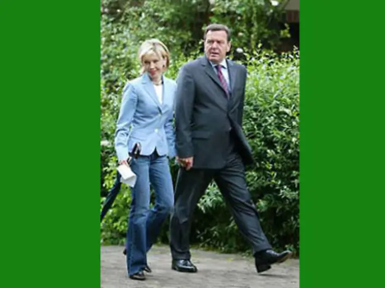 Man-kann-den-Kanzler-nun-fragen-wie-er-es-geschafft-hat-bei-vier-Ehen-kein-einziges-eigenes-Kind-in-die-Welt-gesetzt-zu-haben-aber-ist-es-nicht-viel-eher-lobenswert-dass-er-sich-bei-diesem-Thema-nicht-so-hat-und-das-Modell-Patchwork-Familie-am-eigenen-Leib-vorlebt