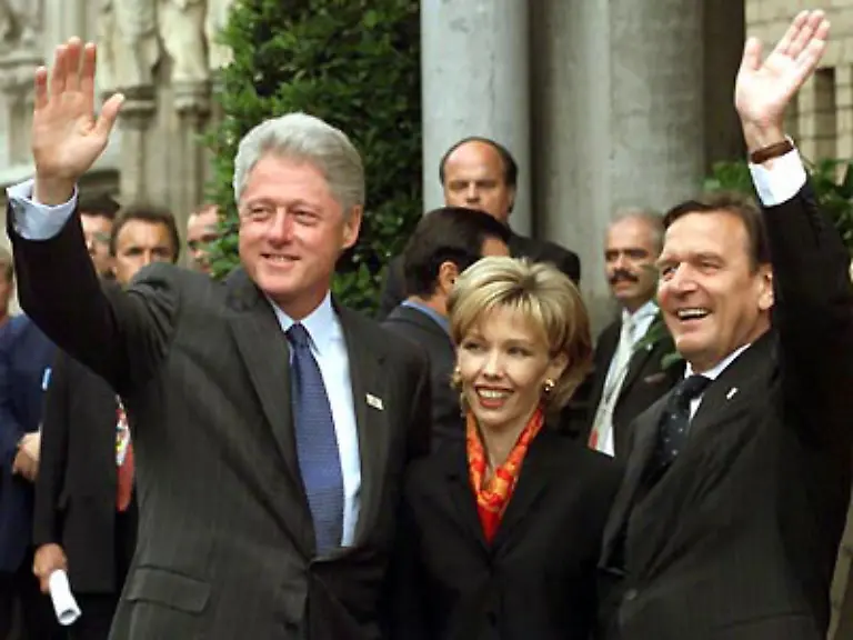 Februar-1999-US-Praesident-Clinton-und-Schroeder-warnen-Serbien-vor-einem-Fehlschlag-der-Verhandlungen-von-Rambouillet-und-drohen-im-Falle-des-Scheiterns-die-Bereitschaft-der-NATO-zu-einem-militaerischen-Eingreifen-an