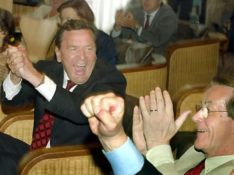 Am-12-April-wird-Schroeder-als-Nachfolger-des-am-11-Maerz-zurueckgetretenen-Lafontaine-zum-neuen-Bundesvorsitzenden-der-SPD-gewaehlt