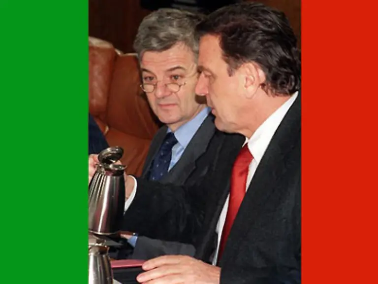 Februar-2000-Die-Sanktionen-der-EU-Mitgliedstaaten-gegen-die-neue-Regierung-in-Oesterreich-entzuenden-einen-Parteienstreit-in-Deutschland-Schroeder-wirft-der-CSU-vor-durch-ihre-Kritik-an-den-europaeischen-Massnahmen-der-Bundesrepublik-zu-schaden-Die-Sanktionen-werden-am-12-September-wieder-aufgehoben