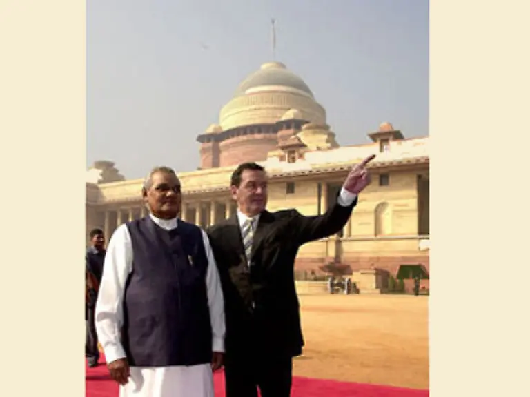 Im-selben-Jahr-Schroeder-schlaegt-vor-auslaendische-Hightech-Experten-als-Gastarbeiter-nach-Deutschland-zu-holen-und-er-reist-zwei-Wochen-durch-die-fuenf-neuen-Bundeslaender-Die-Gewalt-Rechtsextremer-wird-zum-Schwerpunktthema-der-Besuche-in-den-verschiedenen-Staedten