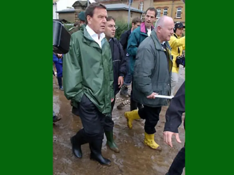 August-2002-Das-Bundeskabinett-beschliesst-die-zweite-Stufe-der-Steuerreform-zurueckzustellen-um-dadurch-die-Schaeden-der-Flutkatastrophe-die-vor-allem-in-den-oestlichen-Bundeslaendern-grosse-Schaeden-verursacht-hat-zu-begleichen